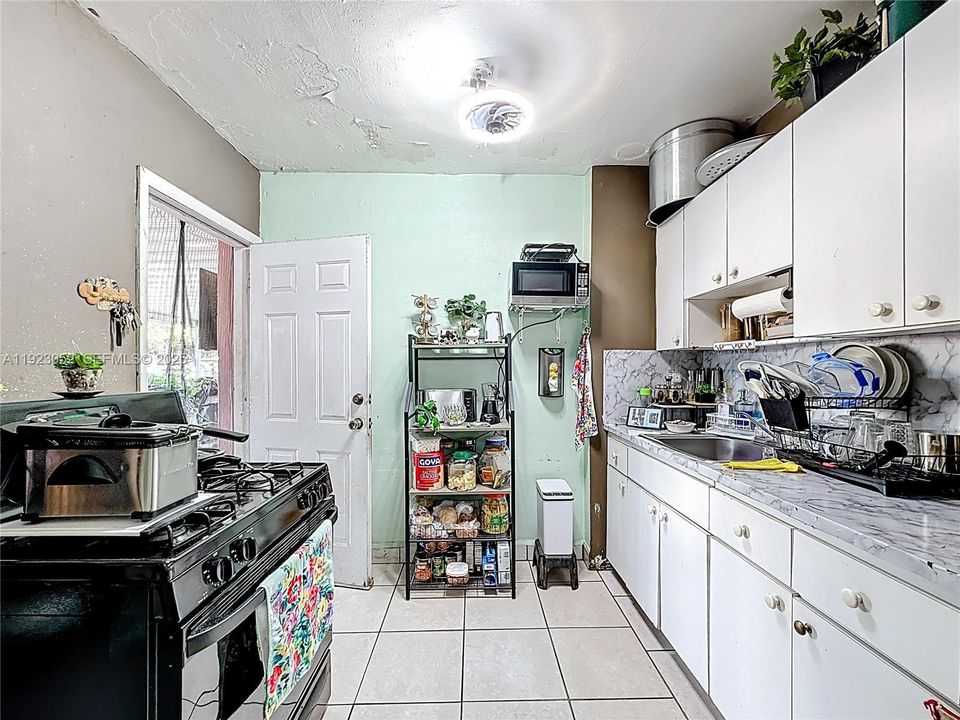 For Sale: $499,000 (4 beds, 2 baths, 1711 Square Feet)