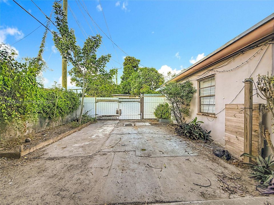 For Sale: $499,000 (4 beds, 2 baths, 1711 Square Feet)