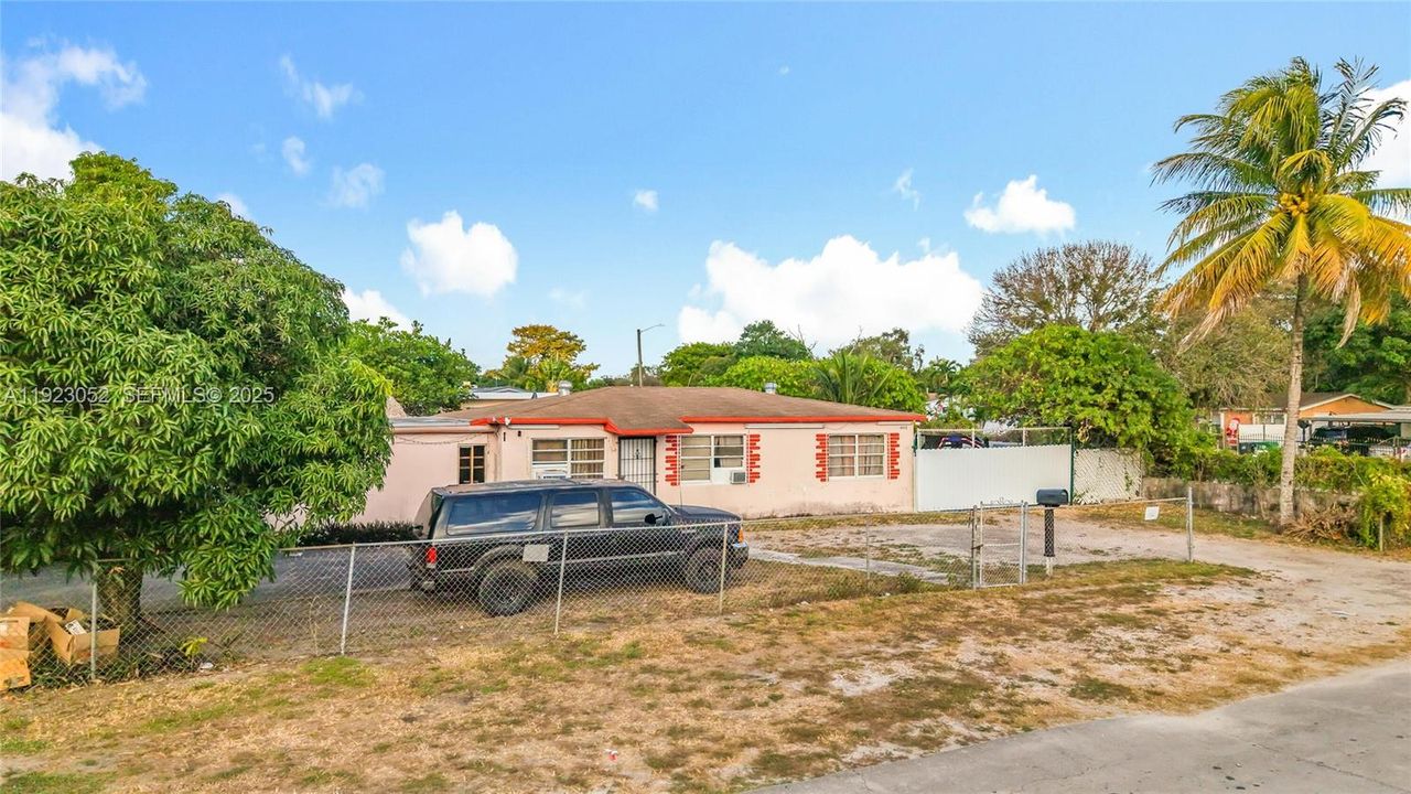 For Sale: $499,000 (4 beds, 2 baths, 1711 Square Feet)