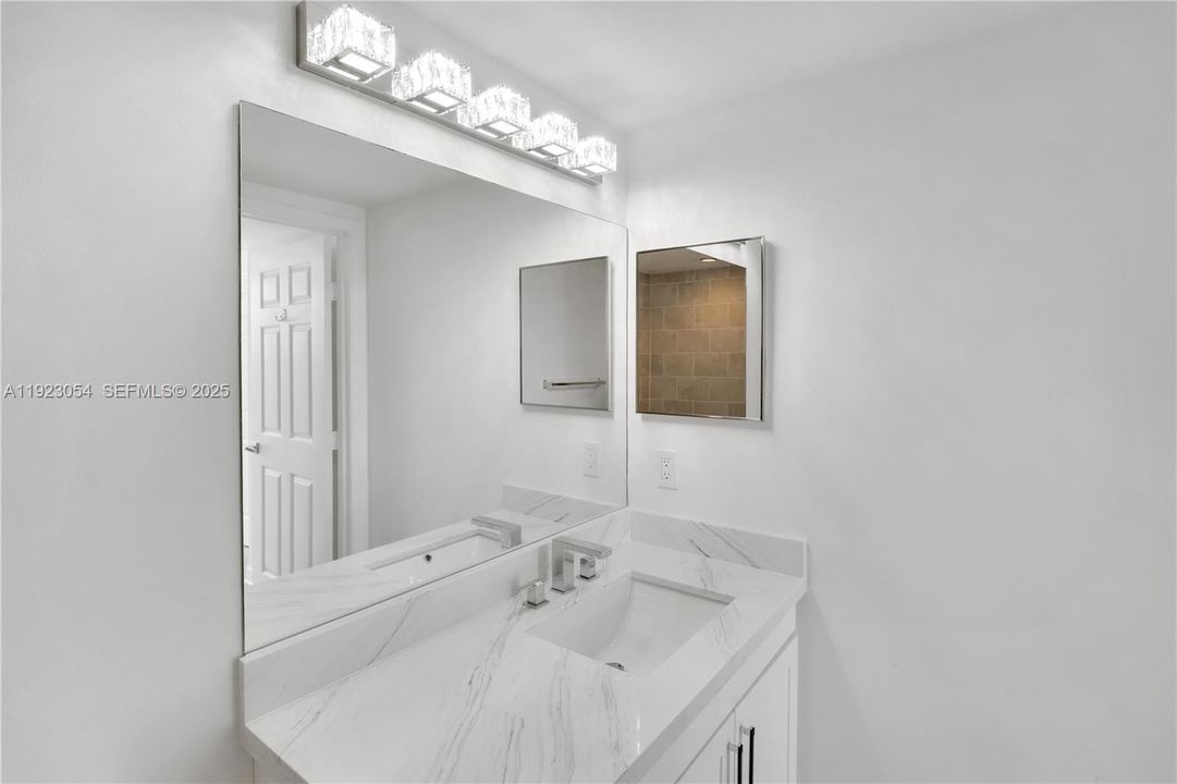 На продажу: $535,000 (2 спален, 2 ванн, 829 Квадратных фут)