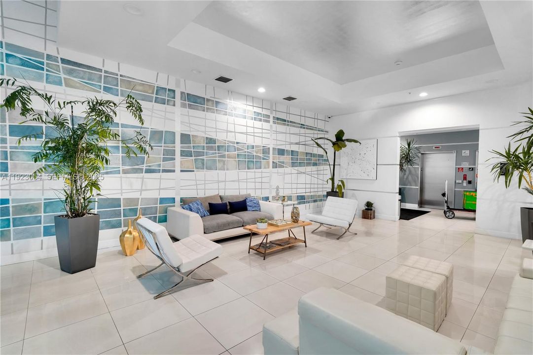 На продажу: $535,000 (2 спален, 2 ванн, 829 Квадратных фут)