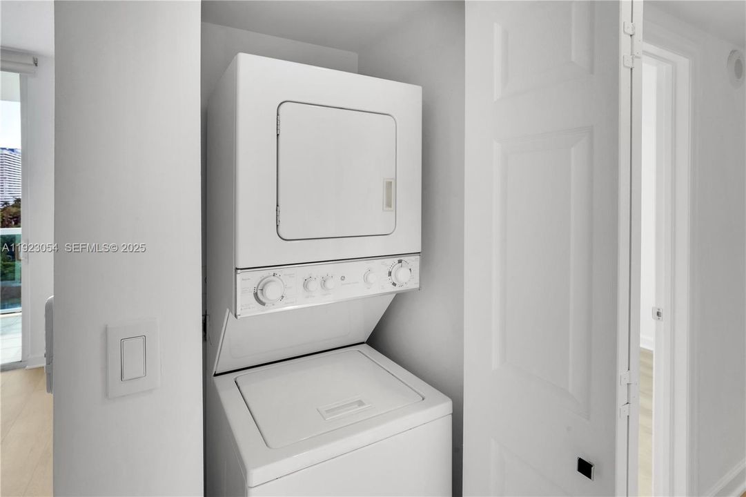 На продажу: $535,000 (2 спален, 2 ванн, 829 Квадратных фут)