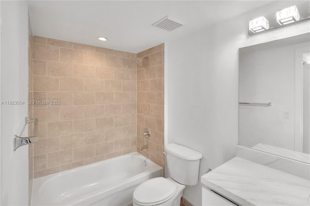 На продажу: $535,000 (2 спален, 2 ванн, 829 Квадратных фут)