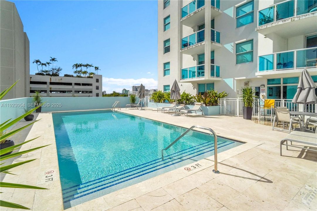 На продажу: $535,000 (2 спален, 2 ванн, 829 Квадратных фут)