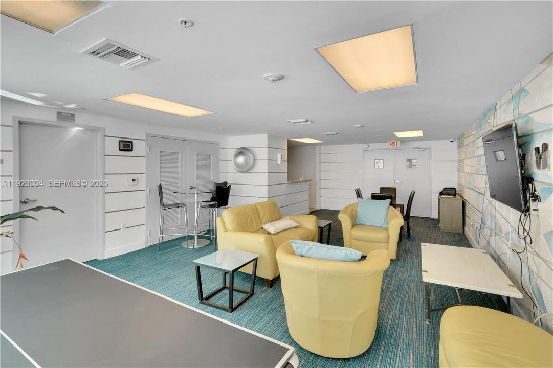 На продажу: $535,000 (2 спален, 2 ванн, 829 Квадратных фут)