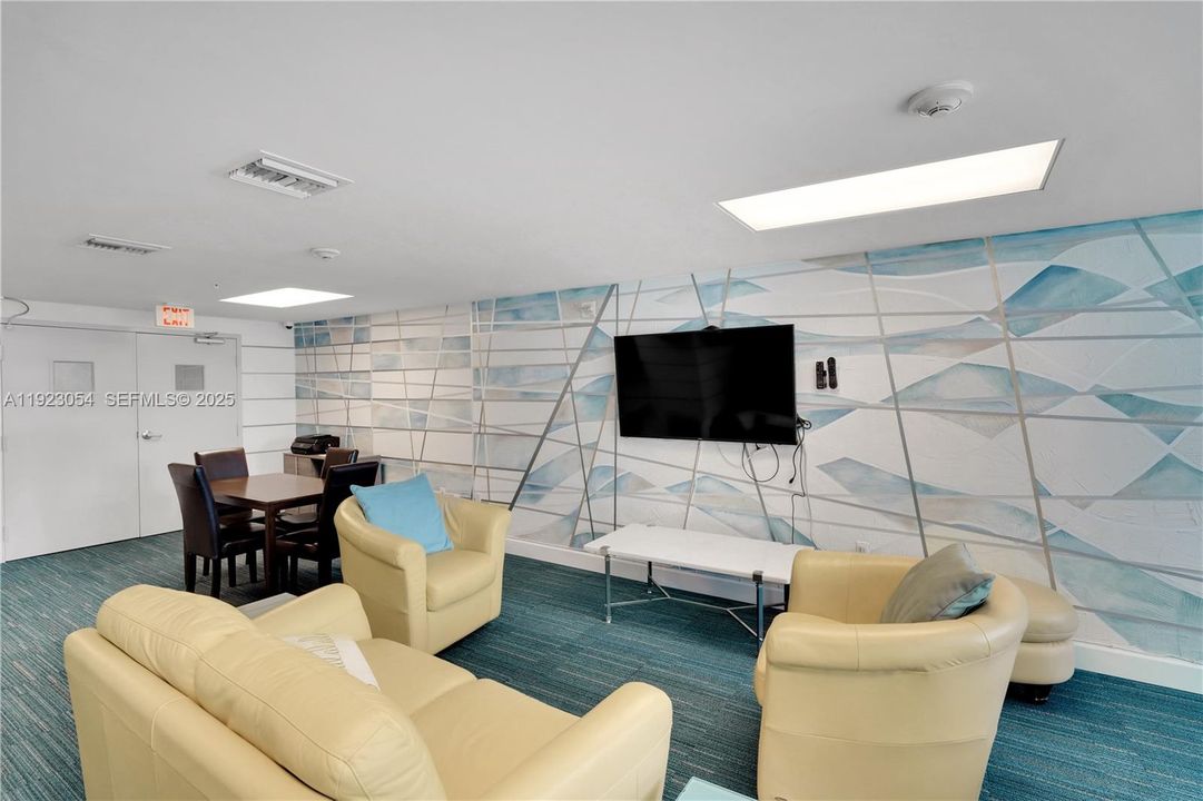 На продажу: $535,000 (2 спален, 2 ванн, 829 Квадратных фут)