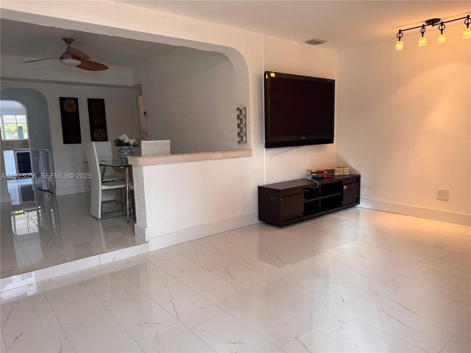 For Rent: $3,400 (3 beds, 3 baths, 1207 Square Feet)