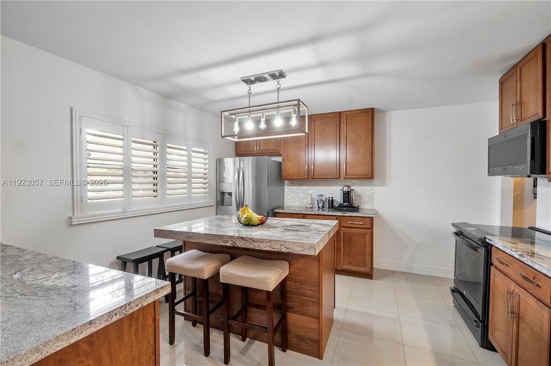 На продажу: $242,000 (2 спален, 2 ванн, 1156 Квадратных фут)