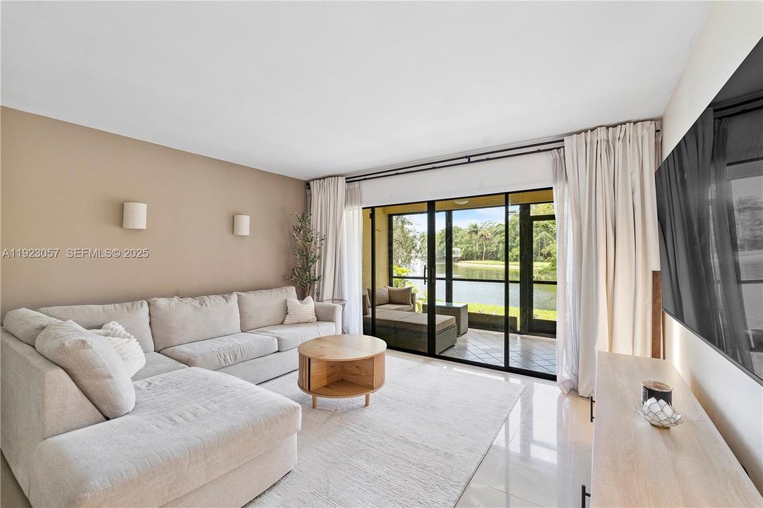 На продажу: $242,000 (2 спален, 2 ванн, 1156 Квадратных фут)