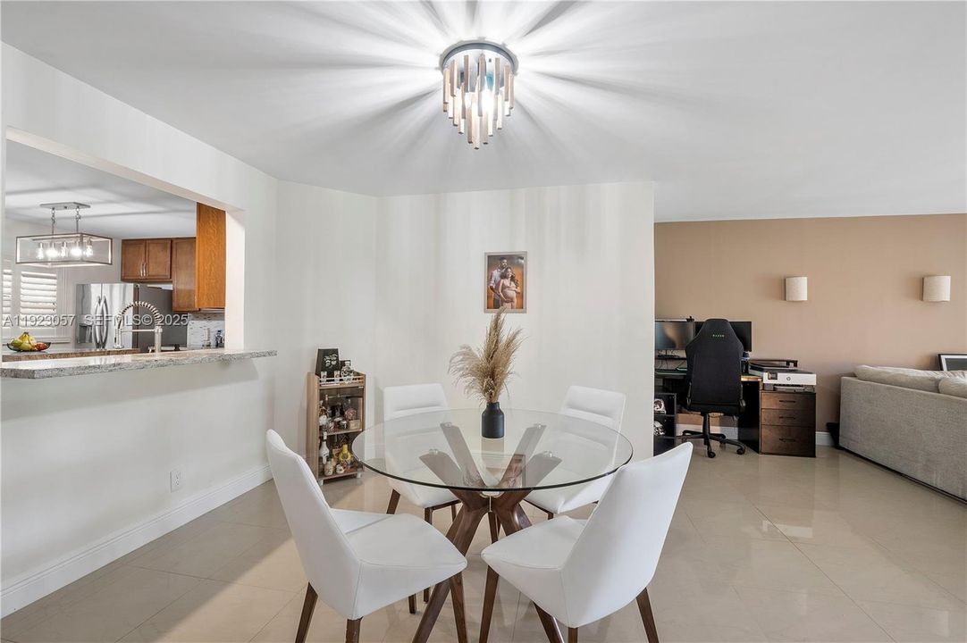 На продажу: $242,000 (2 спален, 2 ванн, 1156 Квадратных фут)