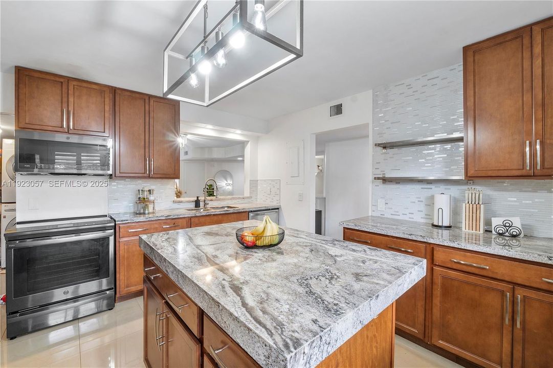 На продажу: $242,000 (2 спален, 2 ванн, 1156 Квадратных фут)