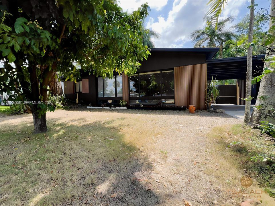 For Sale: $544,000 (3 beds, 2 baths, 1047 Square Feet)