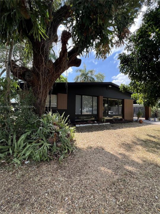 For Sale: $544,000 (3 beds, 2 baths, 1047 Square Feet)