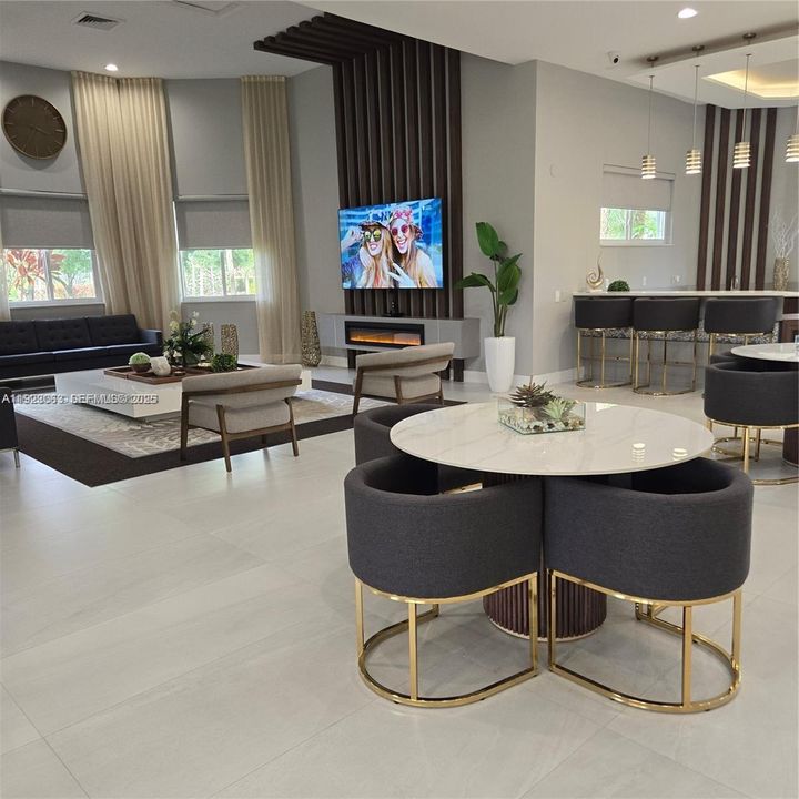 For Rent: $2,950 (2 beds, 2 baths, 1123 Square Feet)