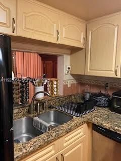 For Sale: $300,000 (2 beds, 1 baths, 946 Square Feet)