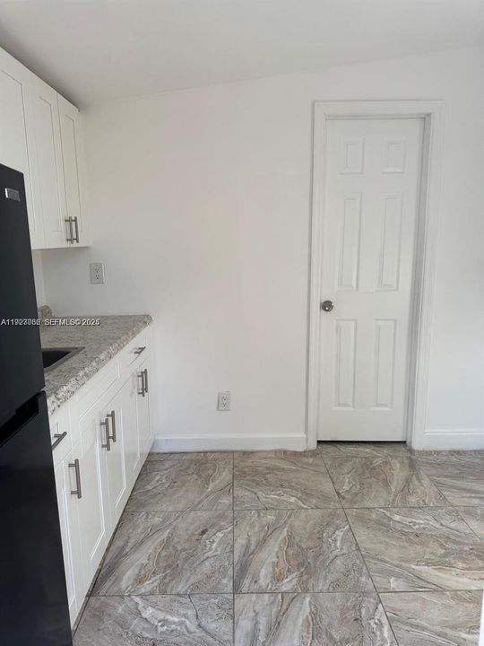 For Rent: $1,200 (1 beds, 1 baths, 1440 Square Feet)
