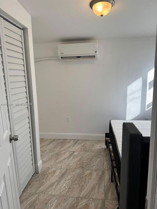 For Rent: $1,200 (1 beds, 1 baths, 1440 Square Feet)