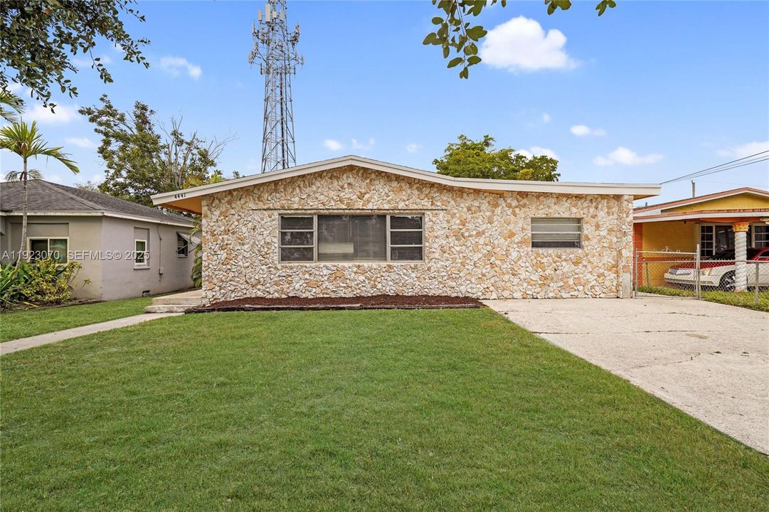 For Sale: $499,900 (4 beds, 3 baths, 1742 Square Feet)