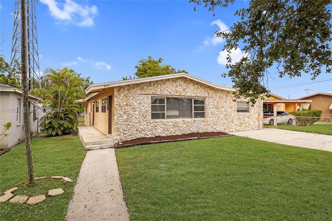 For Sale: $499,900 (4 beds, 3 baths, 1742 Square Feet)