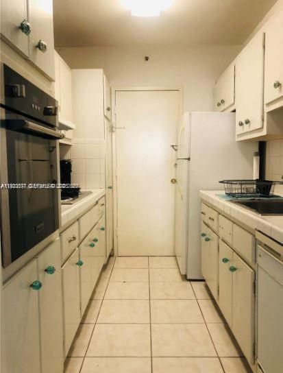 В аренду: $3,200 (1 спален, 1 ванн, 880 Квадратных фут)