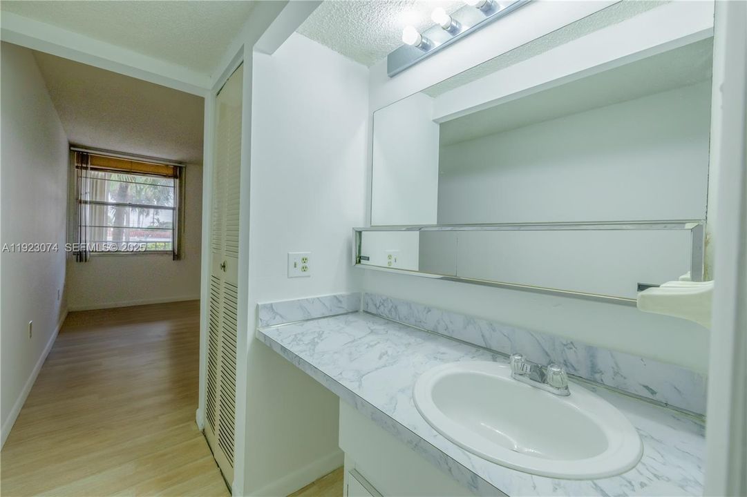 For Rent: $1,800 (1 beds, 1 baths, 820 Square Feet)