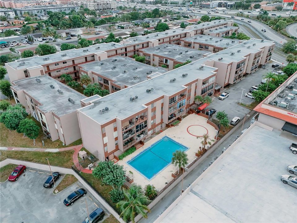 For Rent: $1,800 (1 beds, 1 baths, 820 Square Feet)