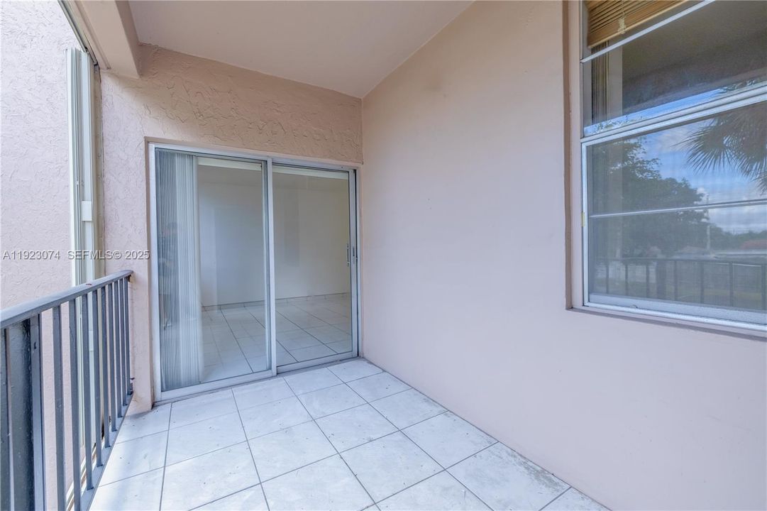 For Rent: $1,800 (1 beds, 1 baths, 820 Square Feet)