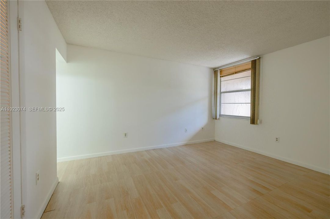 For Rent: $1,800 (1 beds, 1 baths, 820 Square Feet)