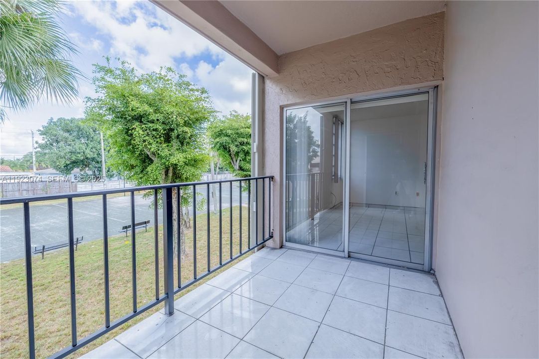 For Rent: $1,800 (1 beds, 1 baths, 820 Square Feet)