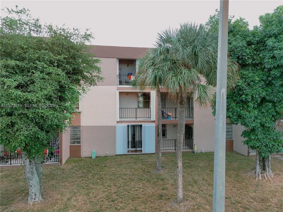 For Rent: $1,800 (1 beds, 1 baths, 820 Square Feet)