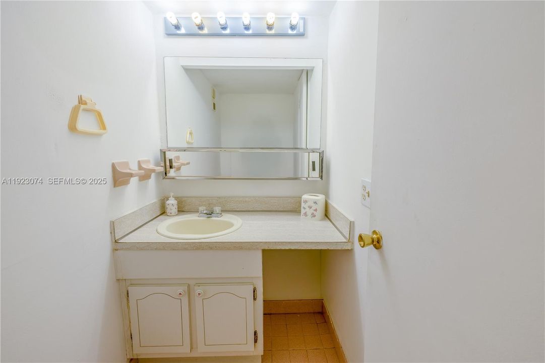 For Rent: $1,800 (1 beds, 1 baths, 820 Square Feet)