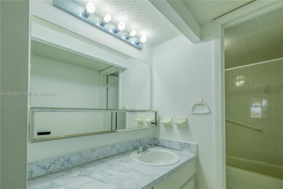 For Rent: $1,800 (1 beds, 1 baths, 820 Square Feet)