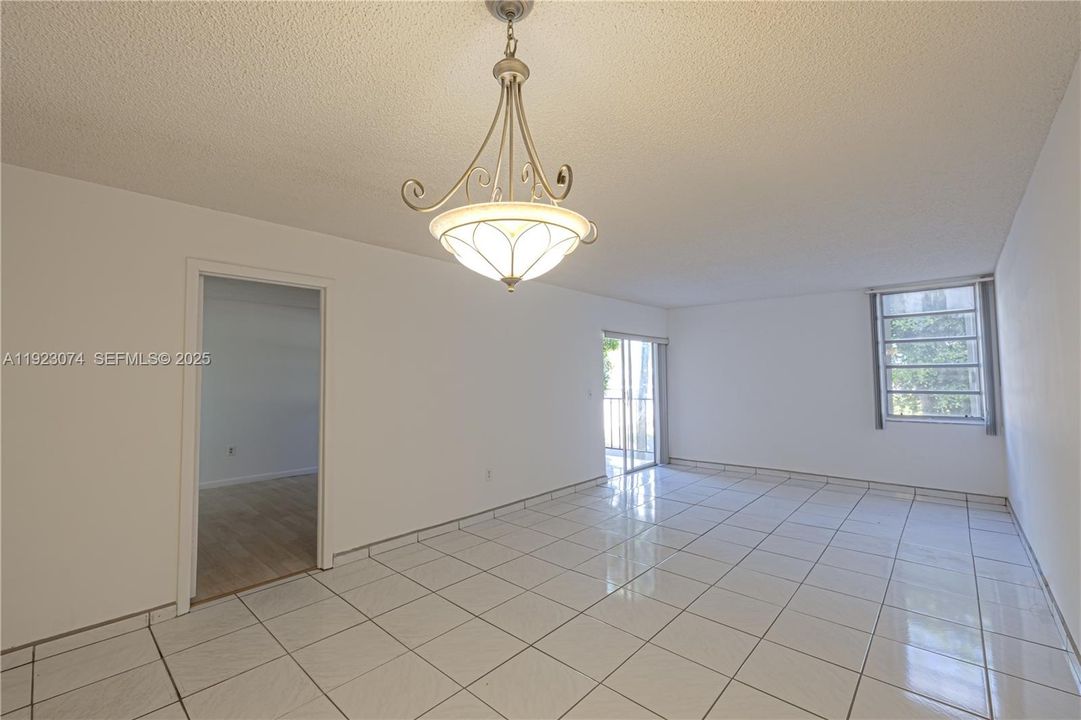 For Rent: $1,800 (1 beds, 1 baths, 820 Square Feet)