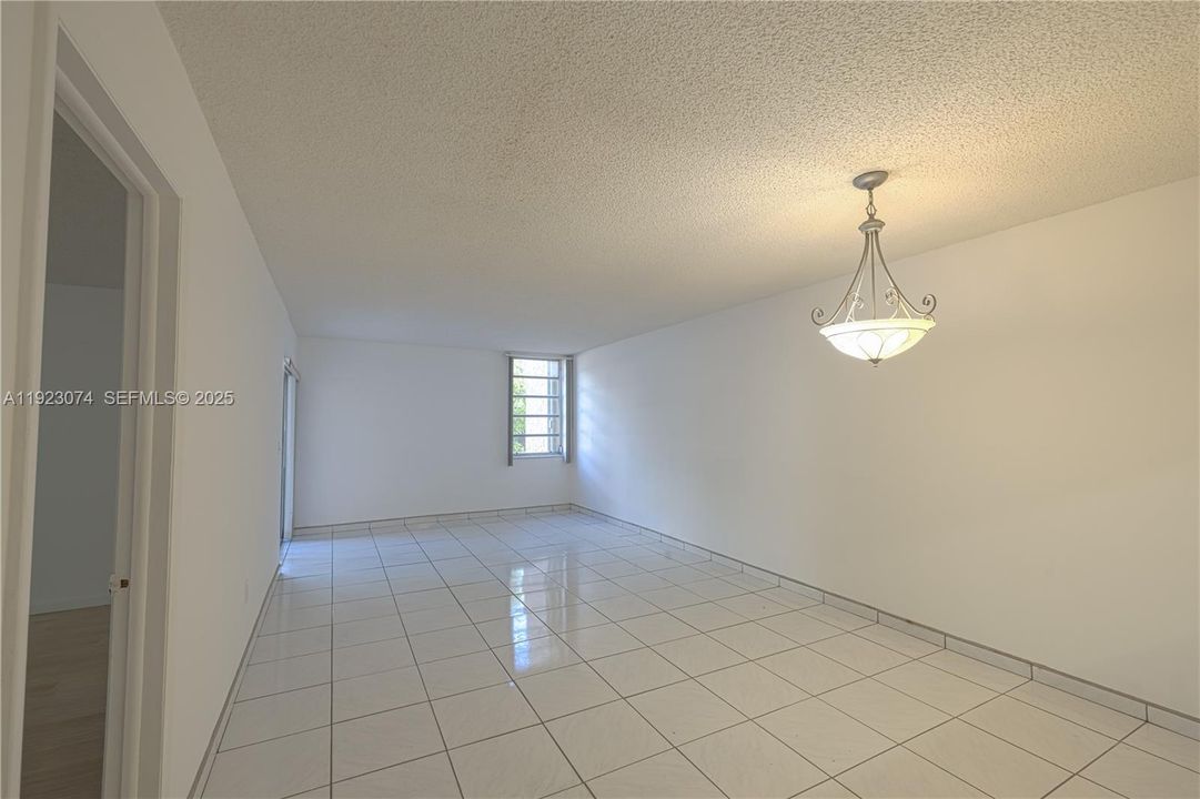 For Rent: $1,800 (1 beds, 1 baths, 820 Square Feet)