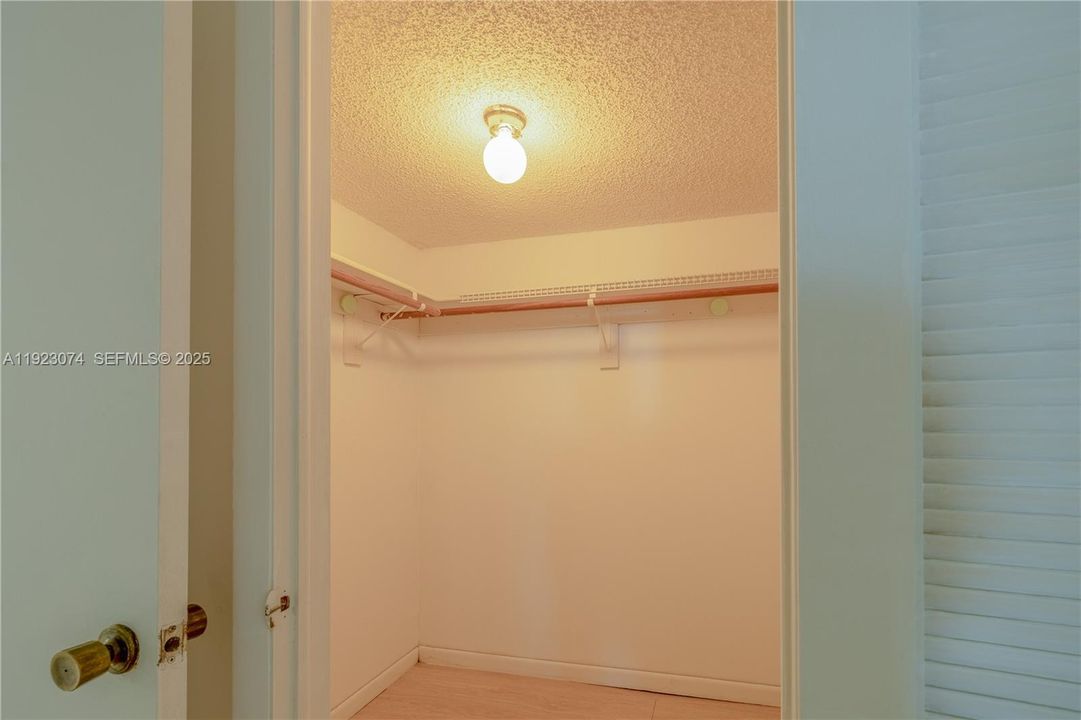 For Rent: $1,800 (1 beds, 1 baths, 820 Square Feet)
