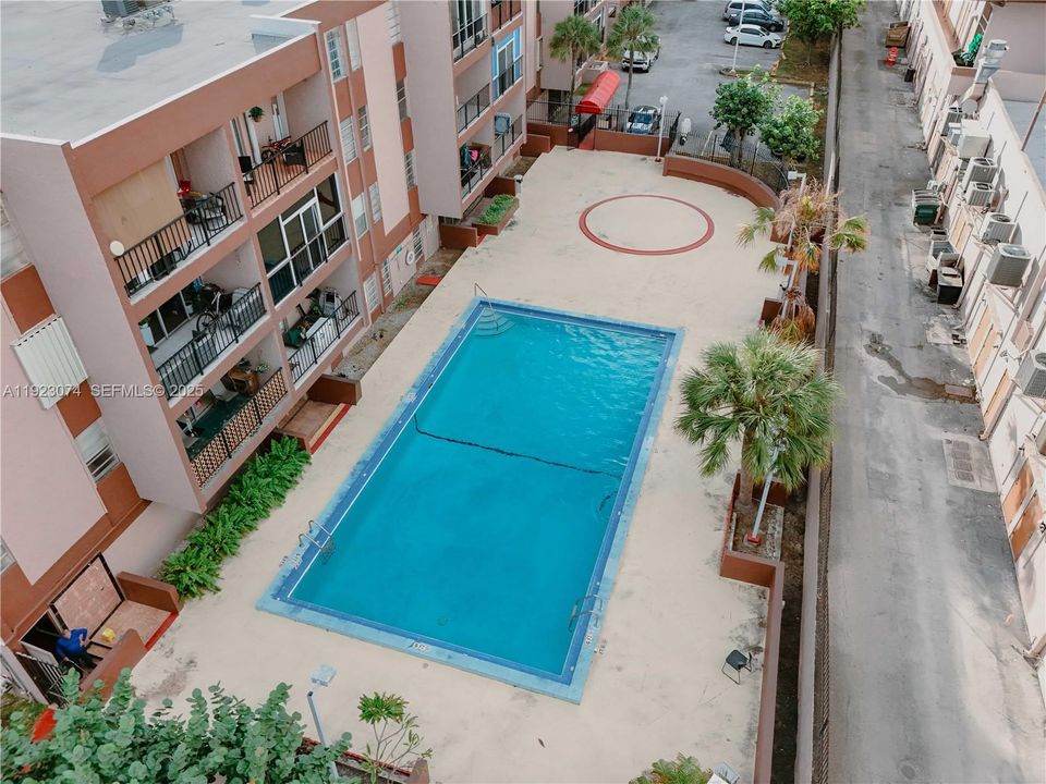 For Rent: $1,800 (1 beds, 1 baths, 820 Square Feet)