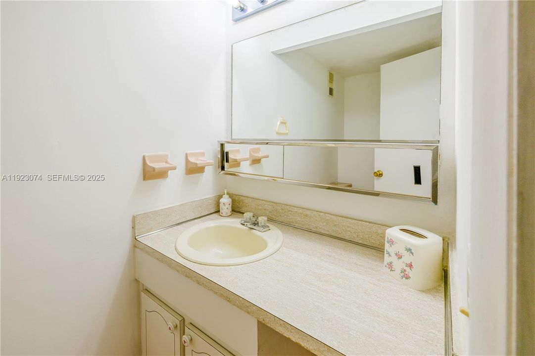 For Rent: $1,800 (1 beds, 1 baths, 820 Square Feet)