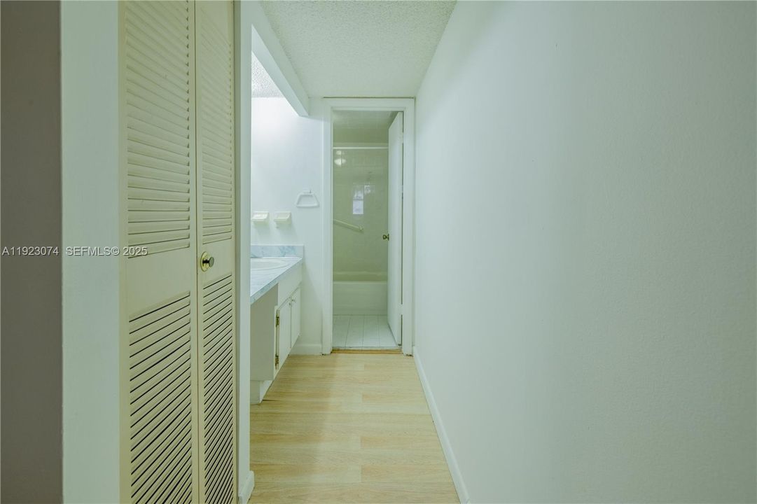 For Rent: $1,800 (1 beds, 1 baths, 820 Square Feet)