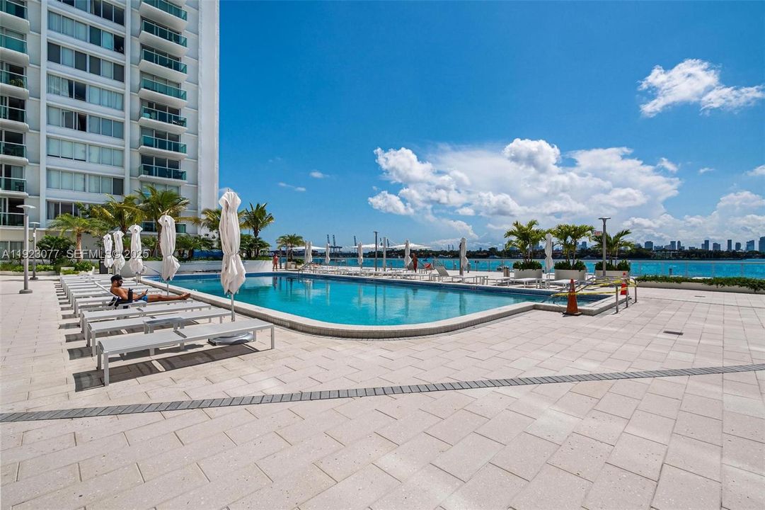 合同活跃: $4,350 (1 贝兹, 1 浴室, 852 平方英尺)