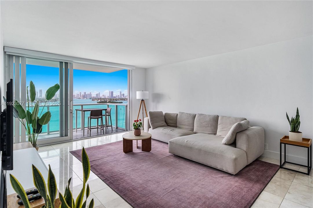 合同活跃: $4,350 (1 贝兹, 1 浴室, 852 平方英尺)