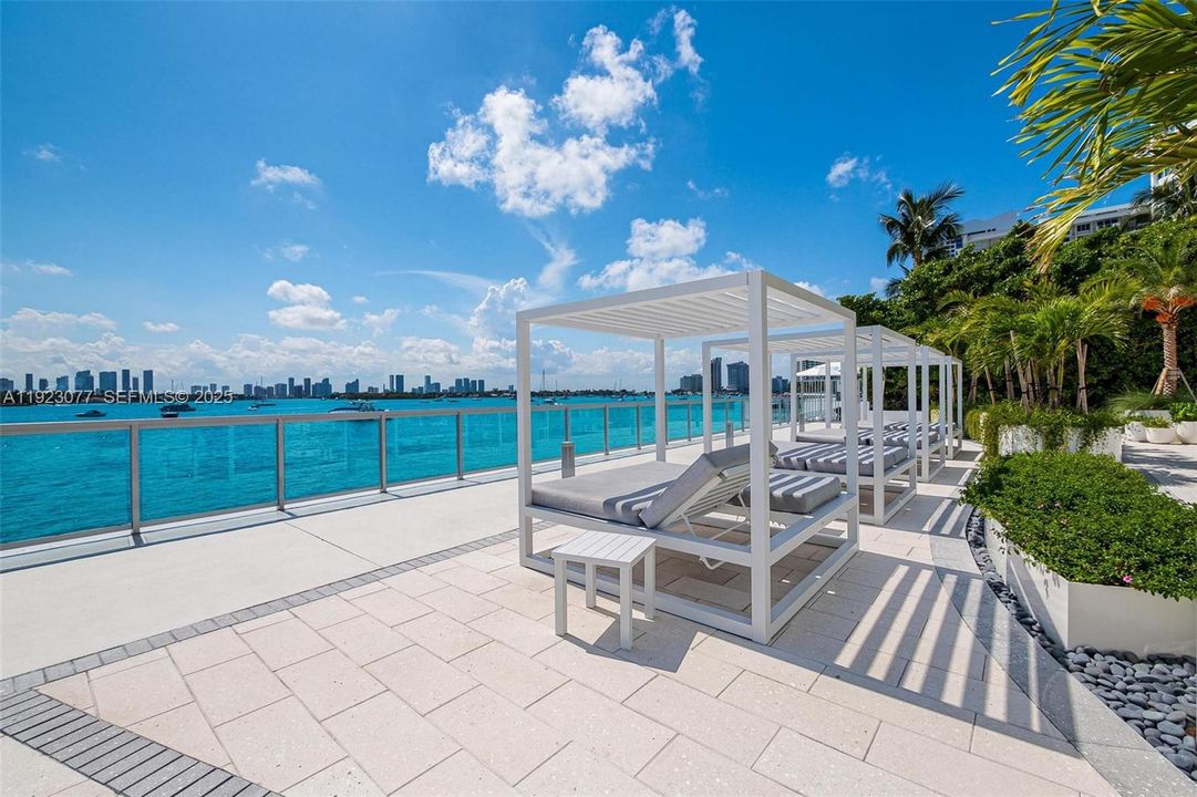 合同活跃: $4,350 (1 贝兹, 1 浴室, 852 平方英尺)