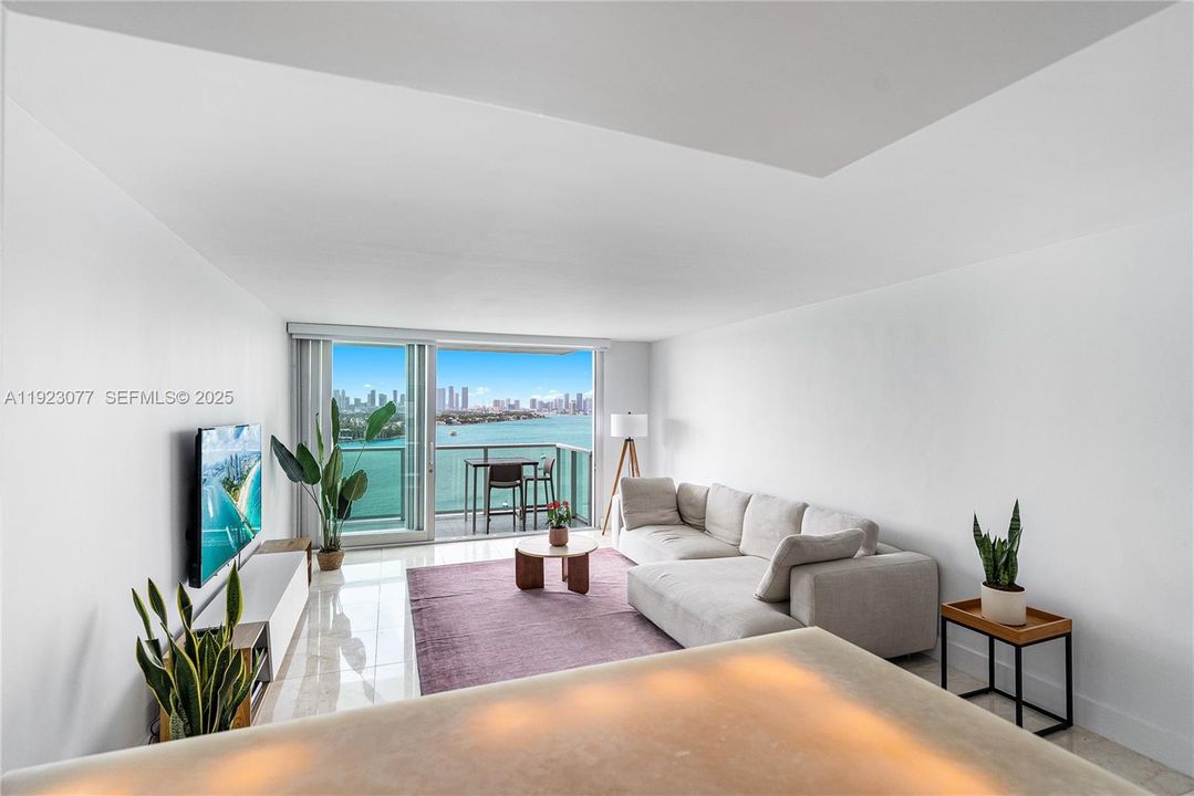 合同活跃: $4,350 (1 贝兹, 1 浴室, 852 平方英尺)