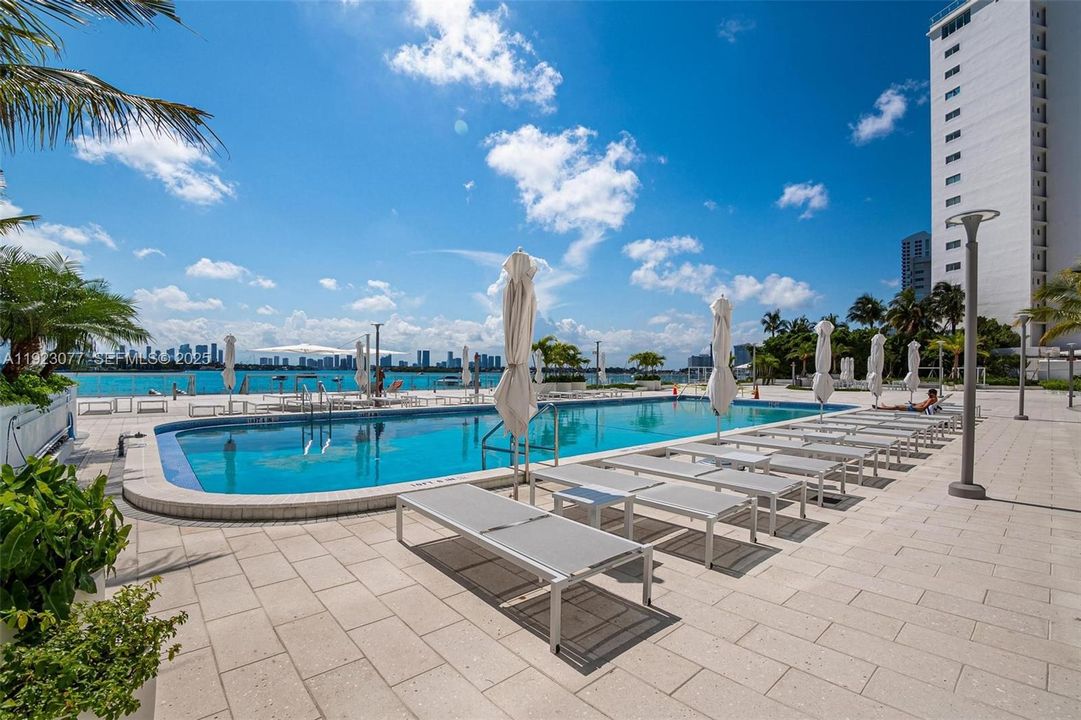 合同活跃: $4,350 (1 贝兹, 1 浴室, 852 平方英尺)