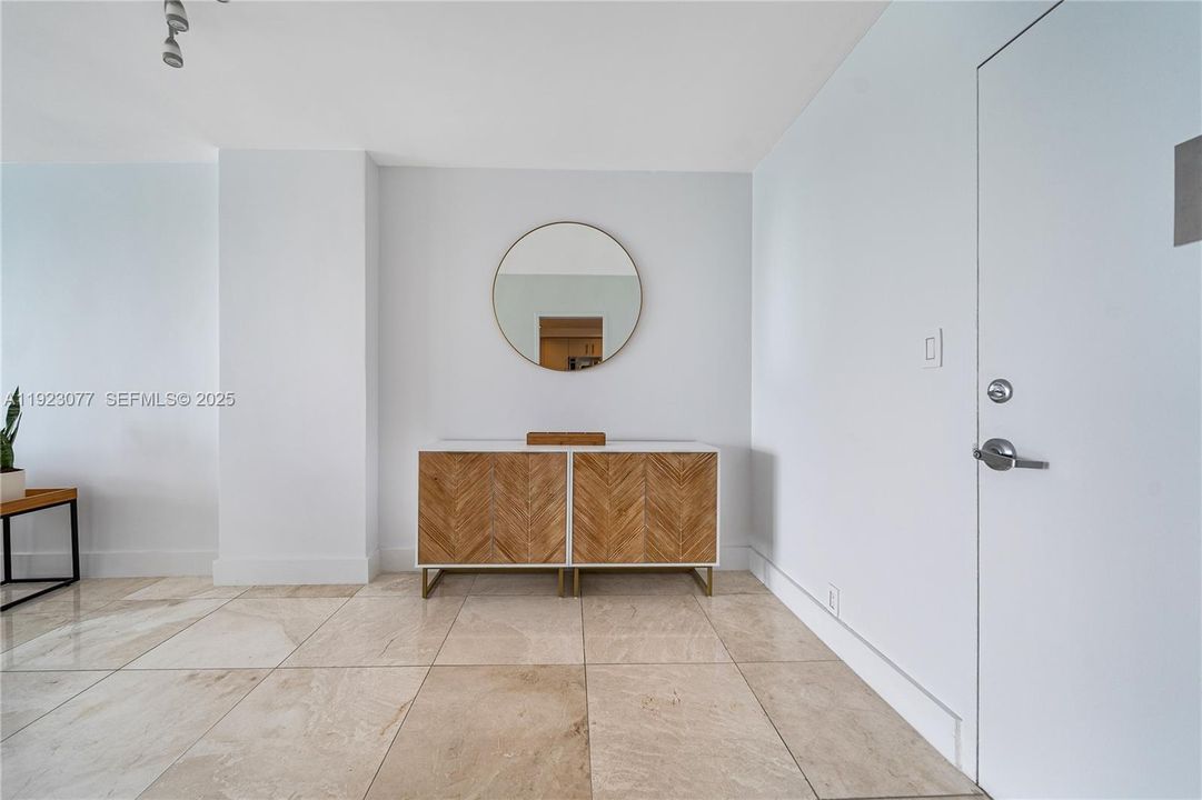 合同活跃: $4,350 (1 贝兹, 1 浴室, 852 平方英尺)