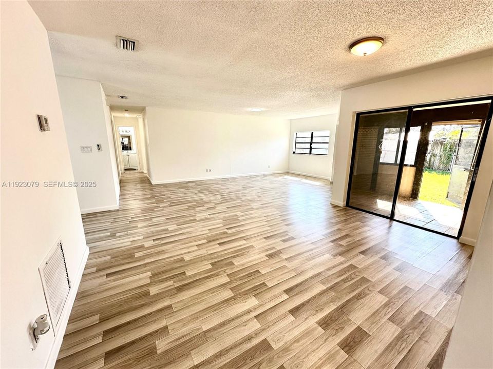 For Sale: $599,000 (3 beds, 2 baths, 1386 Square Feet)