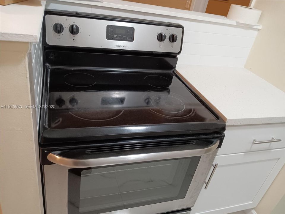 For Rent: $1,850 (1 beds, 1 baths, 2612 Square Feet)