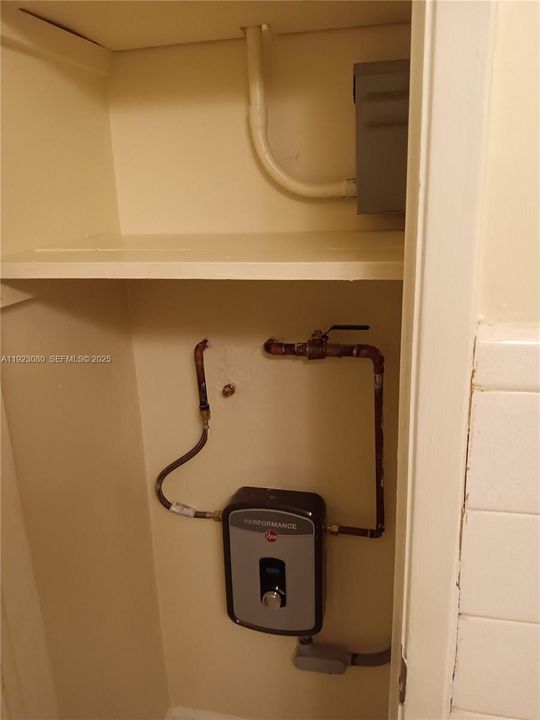 For Rent: $1,850 (1 beds, 1 baths, 2612 Square Feet)