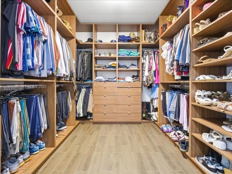 For Sale: $1,320,000 (5 beds, 5 baths, 4159 Square Feet)