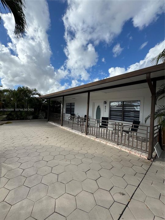 For Sale: $739,000 (5 beds, 6 baths, 2146 Square Feet)