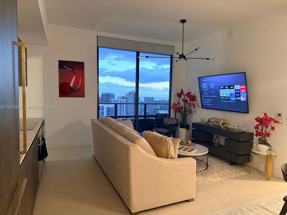 For Sale: $860,000 (2 beds, 2 baths, 837 Square Feet)